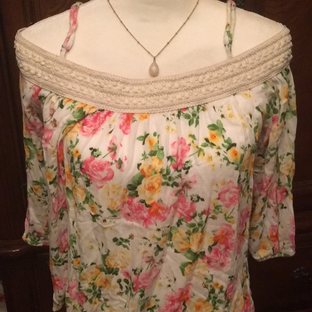 Women’s Chloe K Floral Top - Picture 3 of 6